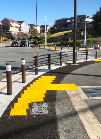 防護柵基礎ブロック「交差点用 自在Ｒ連続基礎」は交差点部の安全対策に。