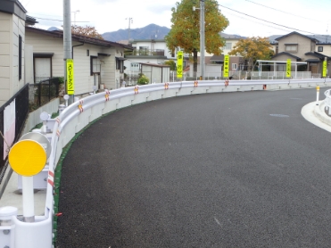 防護柵基礎ブロック「自在R連続基礎」 置き式 施工写真